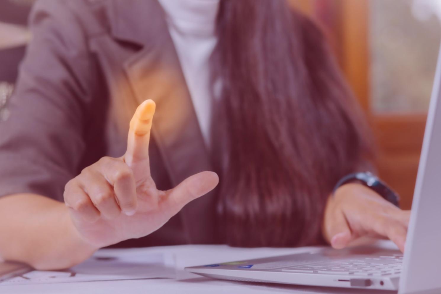 Teilnehmer bei der praktischen Arbeit mit KI-Tools in unserem Produktionsstudio